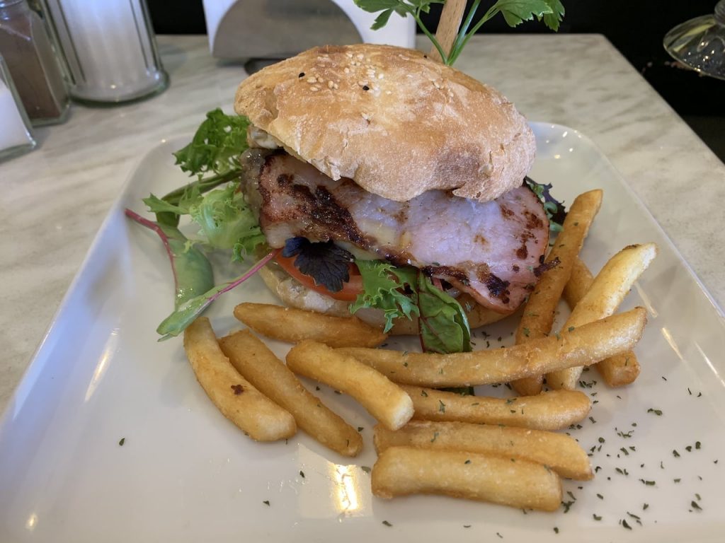Beef burger served with aioli and chips